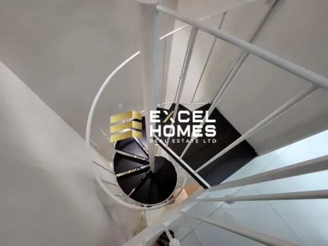 a sign that says "no skateboarding" on it