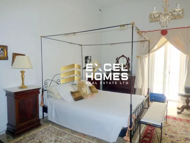a bed with a white bedspread and a white bedspread 