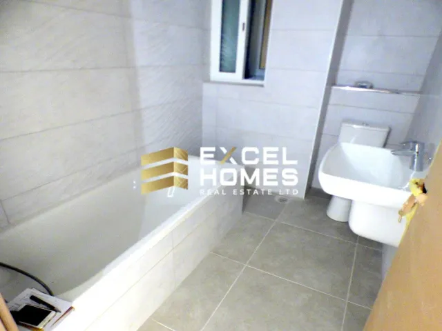 a bathroom with a sink, toilet and bathtub 