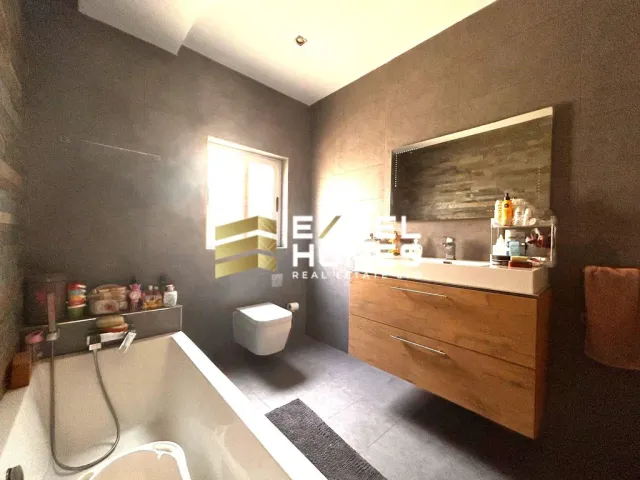 a bathroom with a sink, toilet and bathtub
