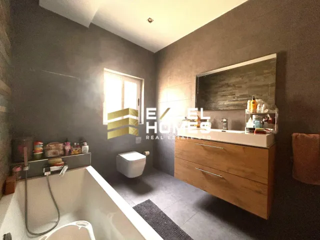 a bathroom with a sink, toilet and bathtub