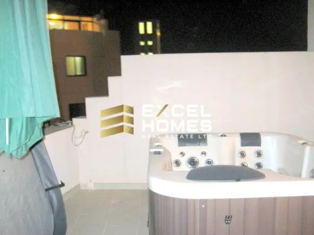 a bathroom with a sink, toilet and bathtub 