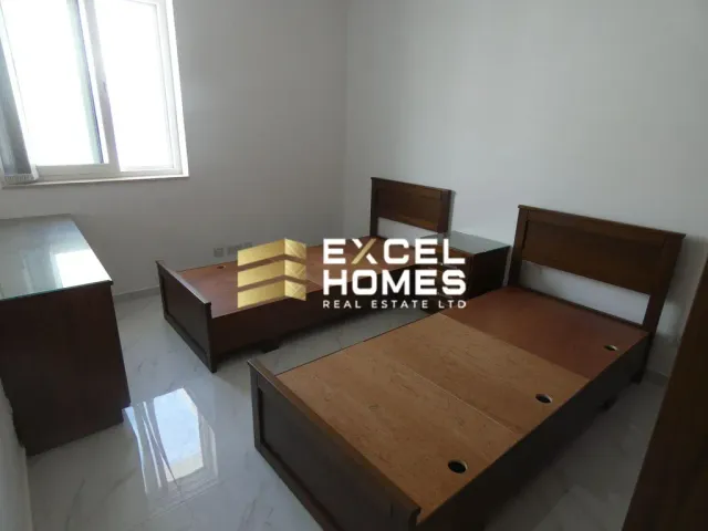 a bed room with two beds and a desk 