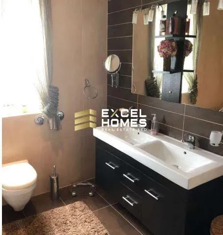 a bathroom with a sink, toilet and bathtub 