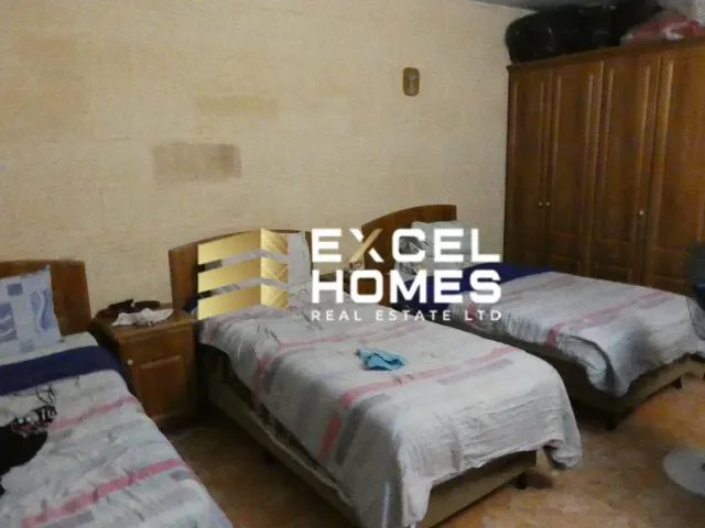 a bed room with two beds and a desk