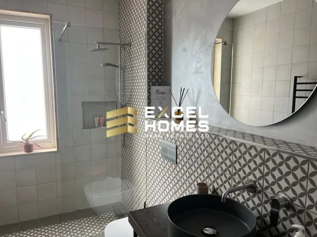a bathroom with a sink, toilet and tub 