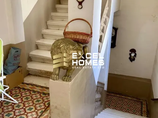 a staircase with a bunch of stairs on it