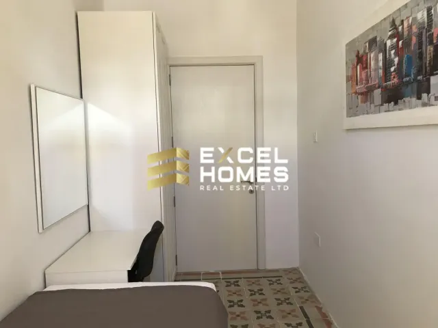 a cat sitting on a wall in a bathroom