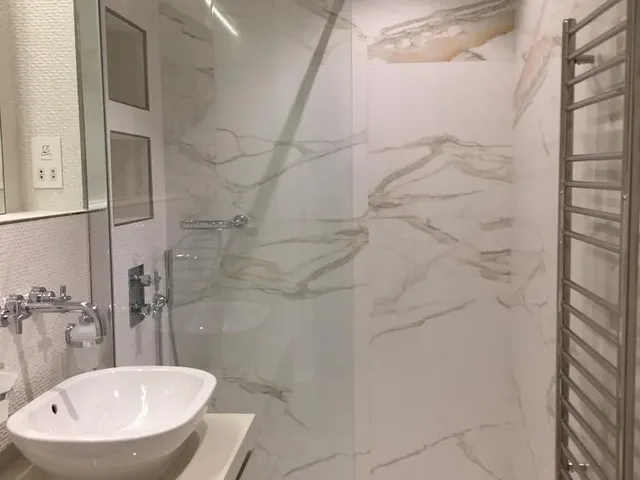 a bathroom with a sink, toilet and bathtub