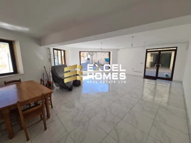 Commercial in Sannat
