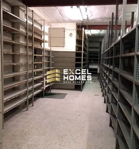 Нерухомість у Paola